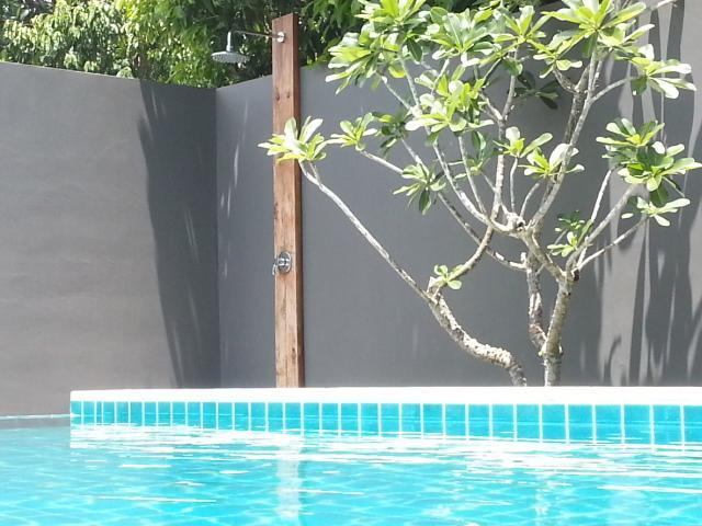 Rocking Chair Pool * 'צ'אוונג ביץ