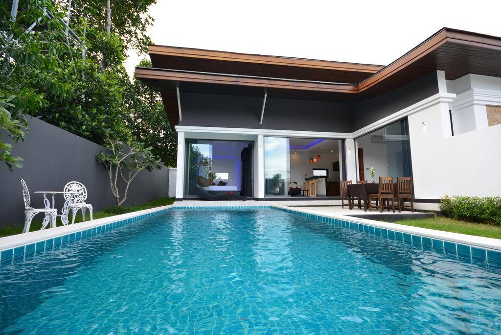 Rocking Chair Pool 'צ'אוונג ביץ