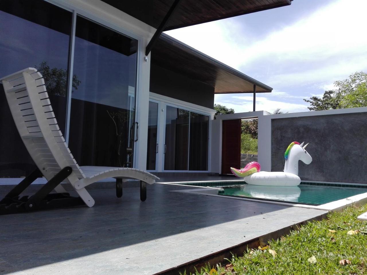 Rocking Chair Pool * 'צ'אוונג ביץ